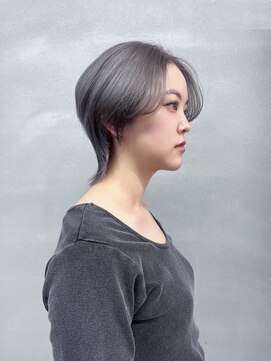 イロハ(IROHA) グレーシルバー×センターパートウルフ