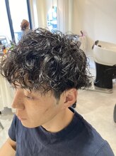 自然な動きを生む“やりすぎないパーマ”。