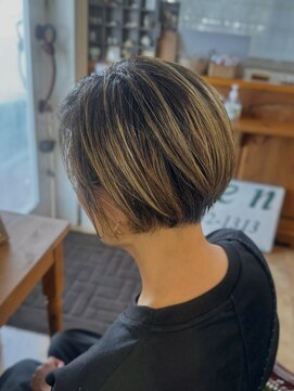 ティロワール(tiroir) 女性らしさを残した刈り上げマッシュ×抜きっぱなしハイライト