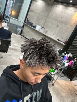 イーラ(era) ホワイトメッシュツイストパーマ/メンズ/刈り上げ/眉毛/ツイスト