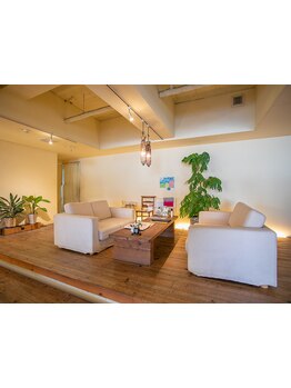 【広々キッズスペースあり】木の温もり溢れる落ち着いた癒し空間☆チャイルドカットも大人気！