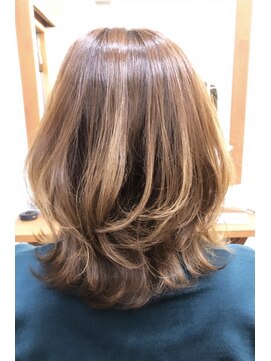 アティック(attic) ミディアムロングレイヤースタイル♪