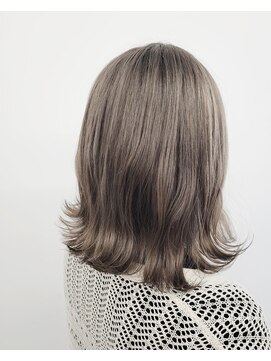 ゴットラトゥール(GOTTO LATOUR) ケアブリーチで作るダブルカラーの透け感ホワイトグレージュボブ