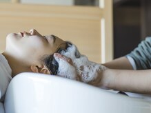 本と美容室 萩店の雰囲気（心地よい香りや音に包まれる贅沢なシャンプー時間を）