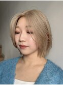 ミルクティーベージュ顔周りレイヤーカット韓国風ヘアハイトーン