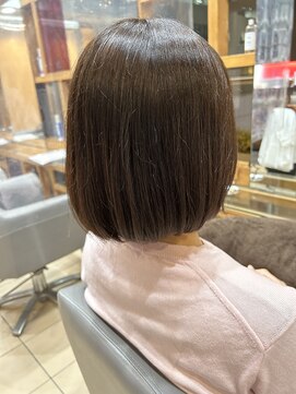 スタジオ アルファプラス 日暮里店(studio α+) ステップボーンカットカットボブショートハイライト白髪ぼかし