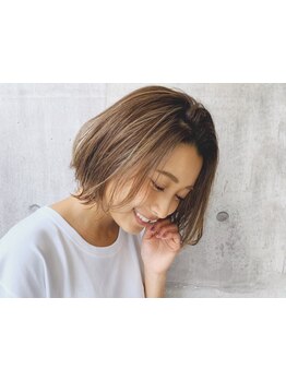 白髪をナチュラルにカバーし、透明感あふれる美しい仕上がりを実現するサロン！