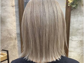 シェルビー 新宿(SHELBe)の写真/グレイカラーでもOK！自分らしく、大人のデザインカラーを楽しんで*[新宿/髪質改善/白髪染め/ヘッドスパ]