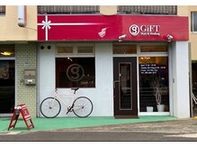 ギフト(GiFT)の雰囲気（国道２６３号沿い。赤い看板が目印です＊お店の横に駐車場あり◎）