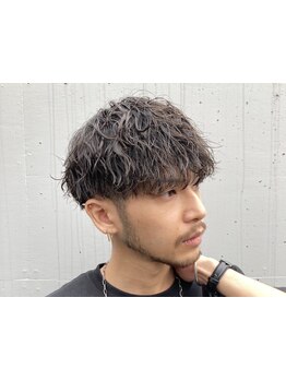 《メンズパーマ比率80%以上》跳ねる毛先が無造作に動く【ツイストスパイラルパーマ】で男らしい印象に＊