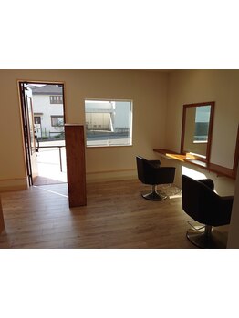 30～50代女性の来店多数◇居心地の良い和やかな雰囲気とマンツーマン施術で、髪の悩みも相談しやすい◎