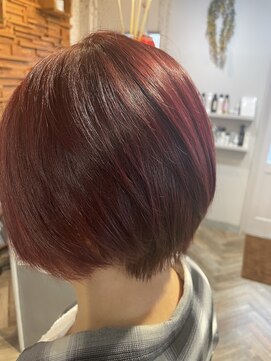 マル 日立(maru.) 艶めくチェリーピンク×大人可愛いまとまる上品ショートボブ