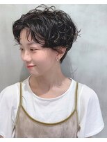 イル(ill)&nbsp;オシャレパーマ　センターパート　ウエットショート　大須