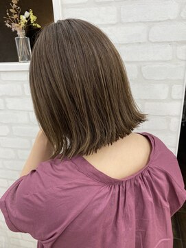 ホワイト(WHITE HAIR@NICOLA) 切りっぱなしボブ×透明感アッシュ