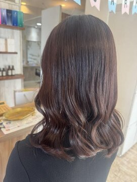 サリュー バイ イザ(Salut by IZA) ピンクブラウンカラー似合わせカット韓国風巻きセミロング