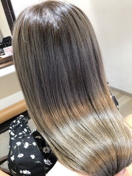 トゥーリ 筑紫野店(tuuli) tuuli筑紫野 艶髪 シルバーアッシュ 八谷昌直