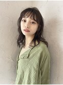 セミロング×ダークトーン×ゆるウェーブ