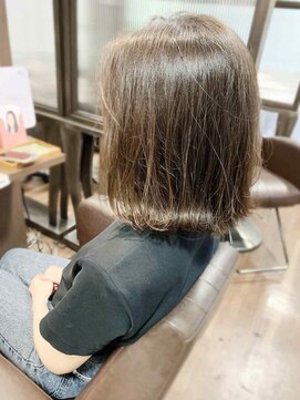 ナトゥーラ 八事店(Natura) 外はねミディアムボブオリーブ系カラーボリューム感