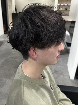 ヒュイル バイ ニアウ(Hwyl by Niau) メンズマッシュパーマシャドウパーマ波巻スパイラルパーマ