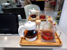 お待ちの時間にお飲み物のサービス☆ゆったりとお過ごしください