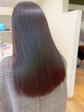 ナチュラルな魅力を引き出す　うる艶ストレートロング