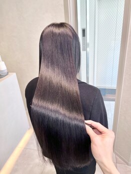 厳選薬剤と栄養で、柔らかく収まる。こだわりの美髪矯正。