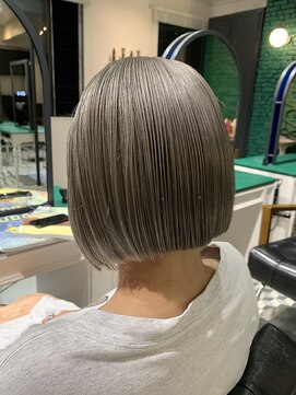 リアン(Lien) Lien☆小顔耳かけボブ×ホワイトグレー×ハイトーングラ　立川