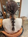 エー(a.) ヘアアレンジは小物を使ったものが特に好きです