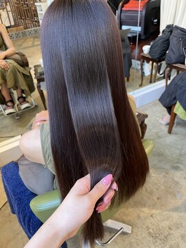 湿気でも広がらない。ケラチンで叶うツヤ髪