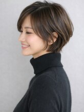 ガーディナ(Gardina)&nbsp;ショートカット ダークブラウン 白髪ぼかし 顔周りカット