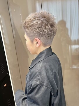 クエ(QUE) ベリーショート/刈り上げブリーチ/20代30代40代/横浜