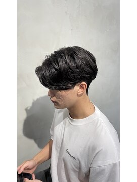 クロー(CROW) 刈り上げセンターパート×ニュアンスパーマ+ダウンパーマ