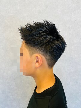 アストロ(ASTRO) アップバングショートツーブロックスキンフェード刈り上げキッズ