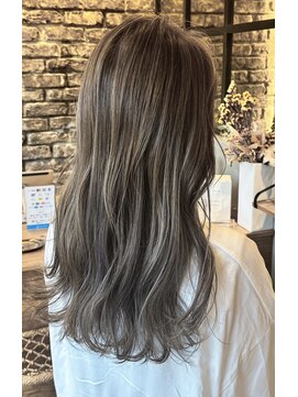 ノーヴィス(NovicE) 暗め×透明感 グレージュカラー