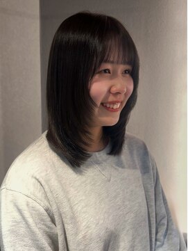 イト(iyto) ミディアムレイヤー×顔まわりレイヤー