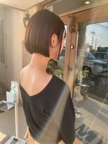 シー 岡崎(,SHE)&nbsp;艶ブラウンが映える切りっぱなしタイトショートボブ
