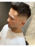 濡れパンミドルスキンフェードアップバングバーバースタイル
