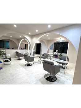 上質な空間で極上の癒しをご提供。日頃の疲れを忘れて、ゆったりとしたサロンタイムを…。