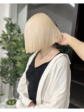 ナナ(NANA) ホワイト/ブロンド/ブリーチ/カラー/ボブカット