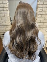 ルームス(ROOMS)&nbsp;白髪ぼかしも美しく。大人世代の透明感カラー×品格ロング波巻き