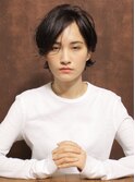 大人の前下がりハンサムウルフショート