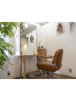 【阪急/JR富田すぐ】専属のデザイナーが手掛けた内装や、インテリアも1つ1つこだわって選び抜いた店内。