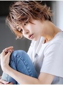 束間で動きのあるショートに/プラチナグレージュ/段カット