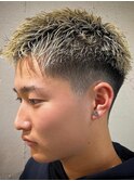 2983短髪スキンフェードハイトーンブリーチデザインカラー
