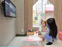 エミリーバイシャロームキッズ(EMILY by shalom kids)の雰囲気（小さなお子様はセット面近くのミニキッズスペースで♪）