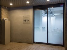 ネア(NEYA)の雰囲気（お店の看板がガラスでインスタ映えします♪）