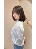 べージュカラー斜めバング肩上ボブ