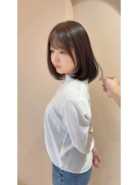 バイエイト(X8) べージュカラー斜めバング肩上ボブ