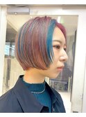 ピンクとターコイズブルーのデザインカラーショート