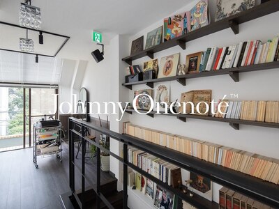 アンティーク家具と本に囲まれた書斎のような空間でゆったり。